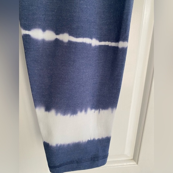 Old Navy Tie Die Stripe Balance Leggings Size M - Picture 2 of 6